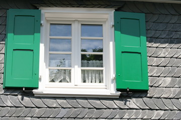 Naklejka premium grüne Fensterläden