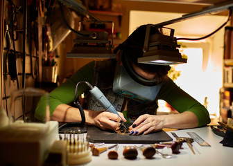 engraver engrave the drawing on the sketch.