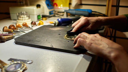 engraver engrave the drawing on the sketch.