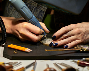 engraver engrave the drawing on the sketch.