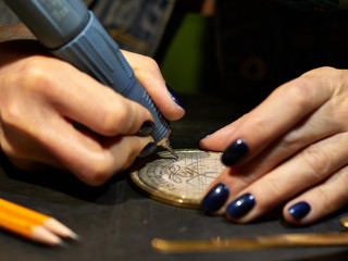 engraver engrave the drawing on the sketch.