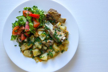 Stuffed potatoes with veal ribs and fresh salad