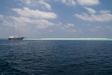 Fototapeta premium Veleiro em ilha de areia branca
