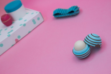 Gift box and Cream for hands in a menthol can of a pink background