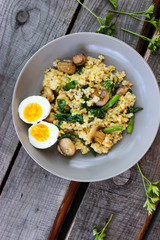 Warm bulgur salad with fried mushrooms, asparagus and spinach