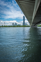 Die Donau in Wien mit Hochh&auml;usern