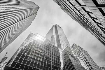 Fototapeta premium Patrząc na wieżowce Manhattanu, Nowy Jork, USA.