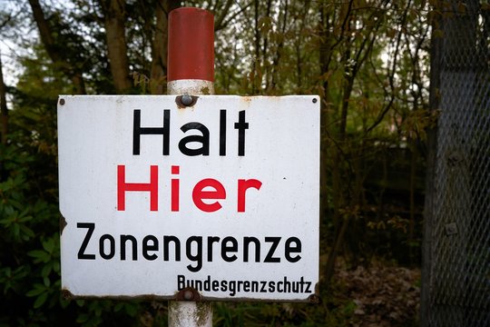 Schild an der ehemaligen innerdeutschen Grenze mit der Aufschrift "halt hier Zonengrenze"