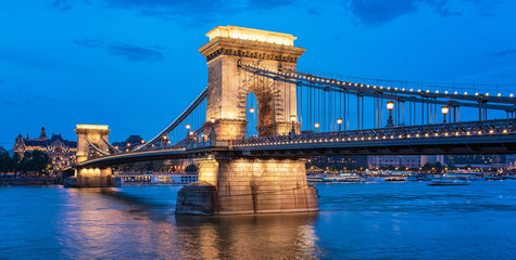Obraz premium Chain Bridge in dusk