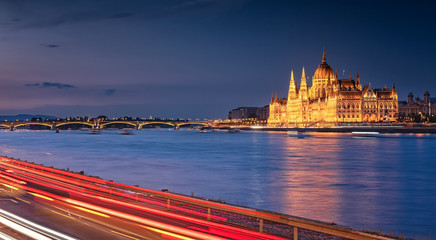 Obraz premium Hungarian Parliament in dusk