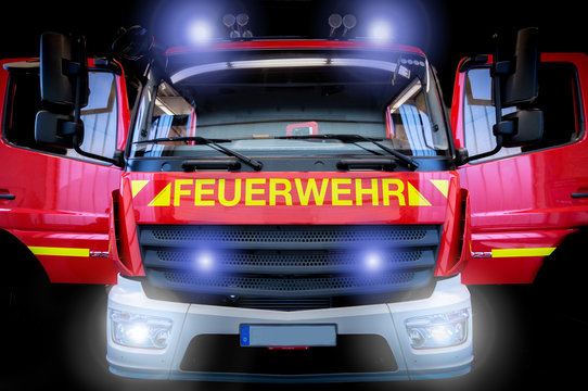 Feuerwehrfahrzeug LF10 mit Blaulicht und Frontblitzer vor schwarzem Hintergrund