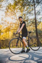 Obraz premium Fahrradfahrerin auf der Strasse, Cycling Girl Mallorca auf einem Rennrad