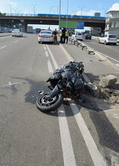 Naklejka premium Wypadek motocyklowy na miejskiej drodze