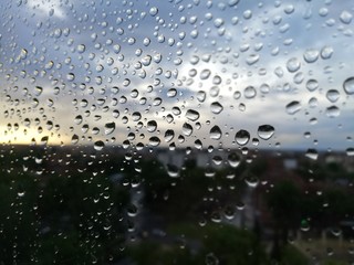 Ventana con gotas de lluvia