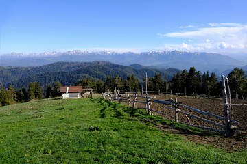 Gruzja, Park Narodowy Borjomi – Kharagauli - górski krajobraz,  punkt widokowy Lomis Mta  © Iwona