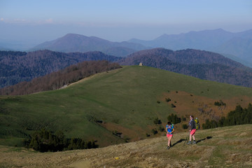 Gruzja, Park Narodowy Borjomi – Kharagauli - górski krajobraz,  turystki na punkcie widokowymy Lomis Mta  © Iwona