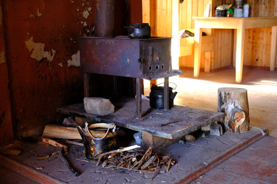 Gruzja, Park Narodowy Borjomi &ndash; Kharagauli - wnęrze g&oacute;rskiej chatki Lomis Mta Tourist Shelter