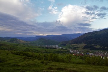 деревня у подножья гор