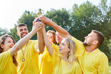 Sieger Team hält stolz den Pokal in die Höhe