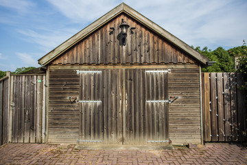 Naklejka premium detail of a brown wooden vintage barn on a farm
