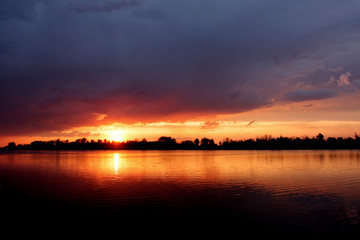 Fototapeta na wymiar beautiful sunset on the river