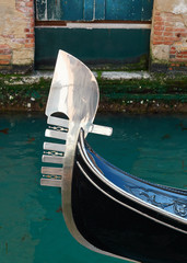 Proa Típica de una Góndola Navegando por un Canal de la Ciudad de Venecia, Italia