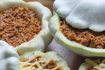 Kürbis mit Hackfleisch gefüllt. Mahlzeit zubereiten