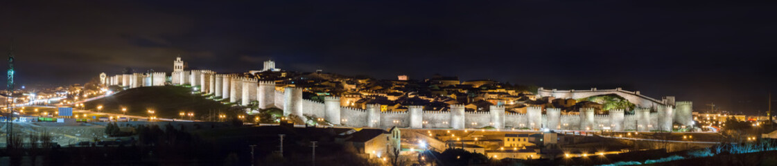 Naklejka premium Gran panoramica nocturna de Avila