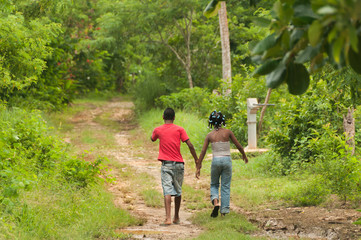 Pareja de niños en la selva por el camino