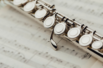 Fototapeta premium transverse flute on music sheet