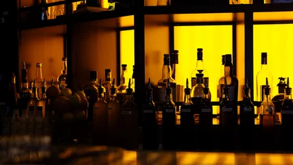 Velours gordijnen Bar generieke barflessen met amberkleurige achtergrondverlichting