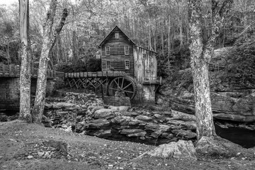 Obraz premium This is a black and white of the famous Grist Mill located in West Virginia.