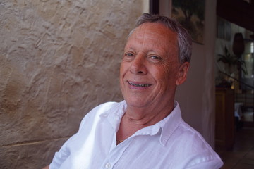 Homme senior retraité décontracté