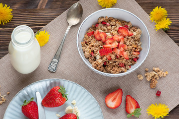 Knuspermüsli mit frischen Erdbeeren
