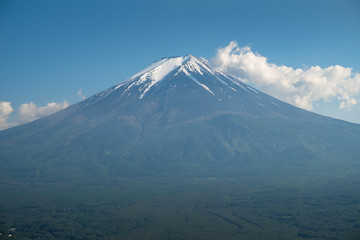 Fototapeta premium Piękny widok Mt.Fuji z śniegiem, niebieskim niebem i clound, Japonia.