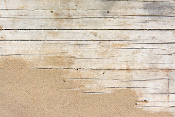 Fototapeta premium Piasek na oszalowanym drewnie. Lato tło z kopii przestrzenią. Widok z góry