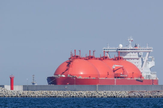 LNG TANKER - Red ship enters the port
