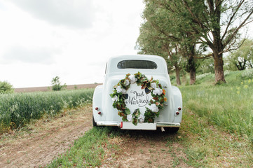 Naklejka premium Piękny ślubny samochód z talerzem JUST MARRIED