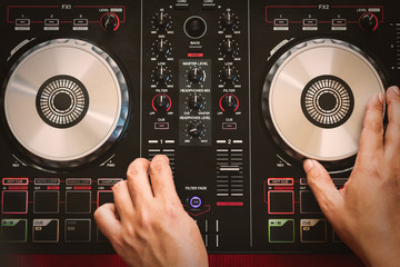 DJ to mix & play music on Turntable vinyl record player
