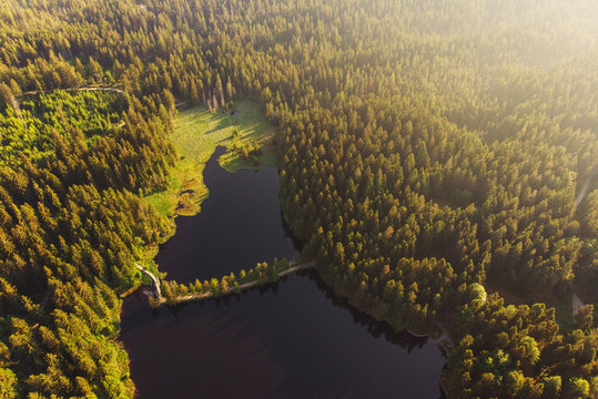 Luftaufnahme vom Fichtelsee im Fichtelgebirge bei Sonnenaufgang