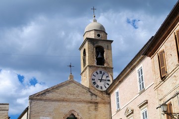 Fototapeta na wymiar Chiesa,campanile,orologio,italia,architettura,borgo