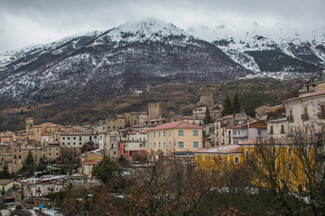 Borgo medievale di Barrea tra le montagne abruzzesi