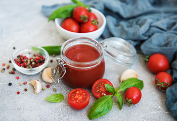 Tomato sauce in a jar