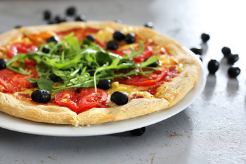 Pizza na cienkim chrupiącym cieście.
