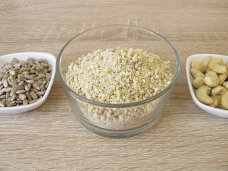 Selbst gemachter veganer Reibekäse, Pizzakäse aus Cashewkernen und Sonnenblumenkernen