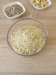 Selbst gemachter veganer Reibekäse, Pizzakäse aus Cashewkernen und Sonnenblumenkernen
