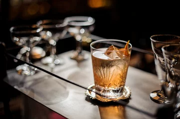 Crédence de cuisine en verre imprimé Cocktail Delicious cocktail in the glass standing among empty glasses