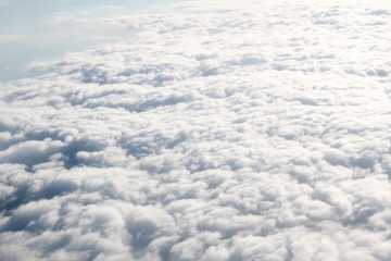 красивые белые облака в голубом небе вид сверху        