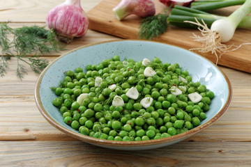 piselli verdi collezione con piselli crudi cucinati e in conserva fatti in casa 