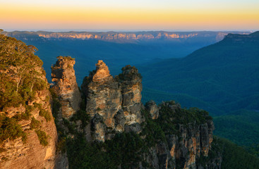 Schöner goldener Sonnenuntergang über der Felsformation Three Sisters in den Blue Mountains von NSW, Australien